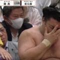 大関・霧島、1敗死守も顔面強打で流血 一回転して土俵下へ落ち苦悶「プロレス技みたい」「真っ逆さますぎる」館内騒然