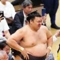 大関霧島が流血も勝ち越し　土俵から落ちて顔面強打「一瞬クラッとなったけど、全然大丈夫」