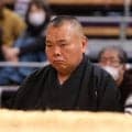 霧島が土俵下へ落ちてきた　審判の浦風親方が右膝痛めた「痛いよ…」