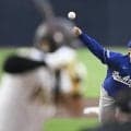 山本由伸が107球の熱投、７回３安打１失点　ベンチでは大谷翔平からお辞儀される場面も