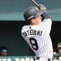 ドラフト１位の阪神・立石がデビュー戦で初球をプロ初安打　ベンチの森下も大喜び　記念球は阪神ベンチへ