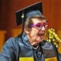  キング夫人 82歳で大学卒業 