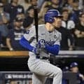 ドジャース　フリーマンが大谷翔平にニッコニコでタッチ　先制２ランで胸アツシーン　パワー誇示のポーズに笑み止まらず