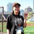 石川佳純さんが勝負強っ！メジャーの舞台で初のノーバウンド投球　サウスポーから捕手役の松井裕樹へ　スタンドから拍手と歓声