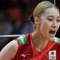 「照れ顔が可愛い」MVP受賞の24歳バレー女子、金髪おろし…グレーのスーツ姿で「モデルすぎる」　表彰式でチームメイトに感謝