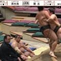 投げられた力士が土俵下に“ドスン” 鈍い音に「危ない落ち方」熱戦の結末に驚きと心配、安堵の声