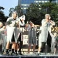 ストークス、雨中のシャンパンファイトで喜び合う　優勝を市民に報告