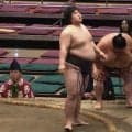 「どうした？」1分半の熱戦直後、力士に異変 駆け寄った呼出を制するも不自然な動き