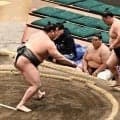 “史上最強の新弟子”旭富士が注目対決あっさり制してデビュー２１連勝！人気の三田は脱帽「強かった」大相撲夏場所