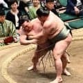 炎鵬　十両で３年ぶり勝ち越し　館内大歓声と拍手　明生を豪快下手投げで破り連敗を３で止める　２３年春場所以来、３年ぶりの８勝目