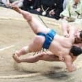霧島　豪快なうっちゃりで逆転勝ち　琴栄峰との２敗対決を制して単独首位に…２場所連続優勝に一歩前進