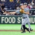【巨人】佐藤輝明ら阪神主力もベンチ前で整列して祝福　坂本勇人が通算300号の連盟表彰を受ける
