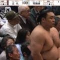 「がっつり映ってる」霧島の背後に“大御所”が鎮座 「画ヂカラ強すぎ」驚きの光景にネットざわめき