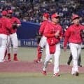 【広島】栗林良吏が初回にアクシデントで降板、プロ初出場の名原典彦が奮起も、反撃は届かず