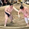 義ノ富士　１差堅守で賜杯争い残った！　宇良を押し出し２敗対決制す　９連勝で白星２桁に「いい流れだと思う」