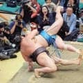 【元大関・琴風の目】単独トップ霧島の執念　右膝くの字に曲げてからの捨て身うっちゃり...強靱な足腰がなせる技