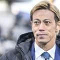 北中米W杯の解説決定で話題の本田圭佑が｢10番｣を背負った名門ACミランの新ユニ発表！ストライプ復活に｢近年で1番好み｣｢背中まで線が！」
