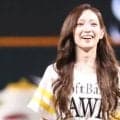 へそチラ…長髪美女が「めっちゃ美しい」　可憐すぎる一球にファン悶絶「ビジュが良すぎ」