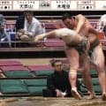 これが元関取の意地！ “規格外”の197センチ新人力士を撃破 土俵外に“裏返って”吹っ飛ぶ衝撃決着に館内どよめき