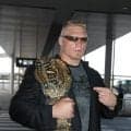 【WWE】引退と言われた48歳ブロック・レスナー復帰　因縁のオバ・フェミ襲撃で決戦アピール