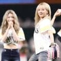 “人気美女”がおへそチラリ…金髪なびかせ豪快投球　笑顔を見せて大はしゃぎ、場内騒然