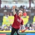 【楽天】下咽頭がんステージ４を克服した見栄晴が始球式「元気になってよかった」