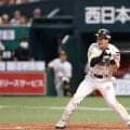 鷹・栗原陵矢が死球に悶絶　本塁打＆打点の2冠…場内から怒号、ベンチ戻るも笑顔で復帰