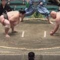 「行司デカ過ぎ」力士と23歳行司の“巨漢トライアングル”に熱視線 土俵上の“珍光景”に「3人で相撲取んのか」驚きの声