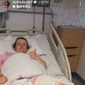 英国の女性ジョッキー・Ｈドイル騎手が左足を負傷で手術へ　痛々しいギプス姿もサムアップポーズで「必ず復帰します！」
