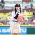 「綺麗な黒髪ロング最高よね」球場降臨の人気美女の豪快投球に反響　なびく黒髪とスカート「この躍動感よ」「２人ともいいフォーム」