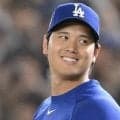 大谷翔平　ゲームセット直後に見せた“らしさ”白線上にあった黒い物体を発見→自ら拾い上げる　ラインも踏まずに勝利のタッチへ　試合前は小鳥さんにお辞儀