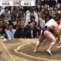 「本物だ」「さすがの貫禄」大相撲千秋楽、親方の背後に“大物政治家”が鎮座「また同じ色（笑）」驚きの声