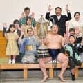 家族と万歳三唱　若隆景の優勝支えた家族　６歳長男、パパの膝の上で「かっこいい」