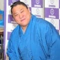 若隆景、５日目に祝勝会の鯛持ちを予行練習　奥さんが買ってきた鯛１匹を持って「写真を撮らされました」