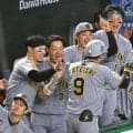 いいコンビ！佐藤輝が見せたアニキぶりが胸アツ！凡退直後の立石にベンチで手ぶりを交えて助言→ドラ１後輩「どういう心構えをした方がいいか」と感謝