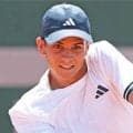  19歳 完勝で全仏OP初白星 
