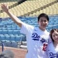 りくりゅうペア、ドジャースタジアムに来場　オリジナルユニで2ショット…仲良くキャッチボールも