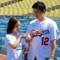 ドジャース　りくりゅうペアが始球式に登場！試合前に予行演習　２人のユニ姿がかっこいい　本番ではまさかリフトから！？