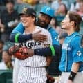 【阪神】交流戦ならではの光景　昨季まで日本ハムの伏見寅威はレイエスからのバックハグに笑み