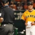 【巨人】橋上秀樹監督代行がメンバー表交換へ　両チームのファンから温かい拍手
