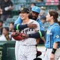 日本ハム・レイエスの優しい「バックハグ」阪神・伏見が満面笑み　交流戦で再会を喜ぶ