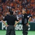 巨人戦で続く“異例”の事態　スタッフが打球に触り打者アウトに…審判団2度目の協議に騒然