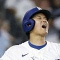 大谷翔平が右手に死球を受ける　本拠地騒然　トレーナーが駆けつけ右手の状態をチェック　翌日は二刀流で出場予定