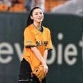 池田エライザが始球式　ポニテ揺らして投球も大暴投「あちゃー」と苦笑い