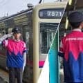 日本ダービーに向かう道中からお祭りムード 京王電鉄駅員も“勝負服姿”でお出迎え