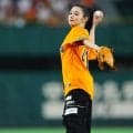 【巨人】池田エライザが黒髪ポニーテールを揺らしながらスリーバン始球式