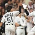 「いい光景すぎる」19号2ラン村上宗隆を出迎えた西田陸浮の行動「めちゃくちゃ綺麗なお辞儀」と反響相次ぐ