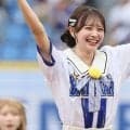 「マジで可愛すぎ」交流戦に現れた“話題の美女”　白いミニスカの一投に喝采「笑顔まで完璧」