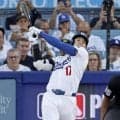 大谷翔平、リアル二刀流で菅野智之から６戦ぶり９号先頭打者弾　前夜の右手死球の影響なし　中越え飛距離１２９メートル豪快アーチに本拠地熱狂　自分を援護