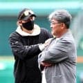 阪神　甲子園で“亀新コンビ”が実現！新庄監督も表情緩めて談笑　躍進の１９９２年をけん引した２人　３４年の時を経て